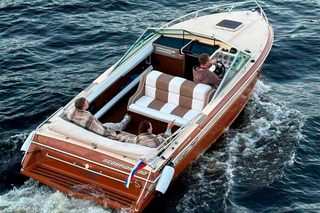 Катер Скорпион Chris Craft 230 на прогулке по Санкт-Петербургу, Катер Скорпион для дня рождения в Санкт-Петербурге